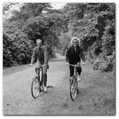 :: Pulse para Ampliar :: American actress Marilyn Monroe (1926 - 1962) out for a cycle ride with her third husband, American dramatist Arthur Miller (1915 - 1905), 13th August 1956. (Photo by Harold Clements/Daily Express/Hulton Archive/Getty Images)