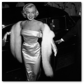 :: Pulse para Ampliar :: 1954:  EXCLUSIVE Marilyn Monroe (1926  - 1962) arriving at the premiere of  the film 'There's No Business like Show Business'.  (Photo by M. Garrett/Murray Garrett/Getty Images)