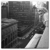 :: Pulse para Ampliar :: NEW YORK CITY - MARCH 1955: American actress Marilyn Monroe (1926 - 1962) leans over the balcony of the Ambassador Hotel in March 1955 in New York City, New York. (Photo by Michael Ochs Archives/Getty Images)