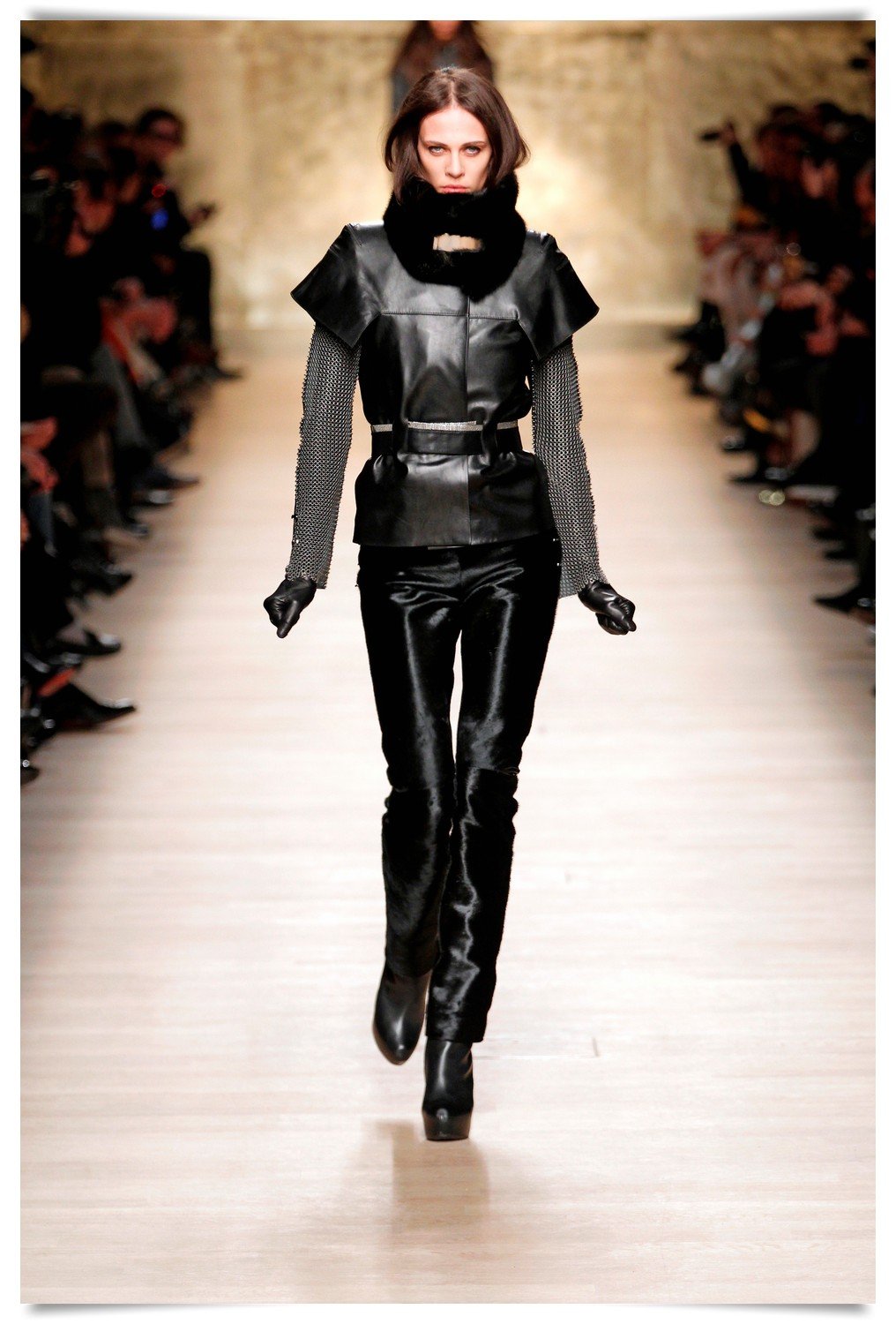 PARIS FASHION WEEK FW2012: Manish Arora recupera la esencia sesentera de Paco Rabanne para el invierno 2013