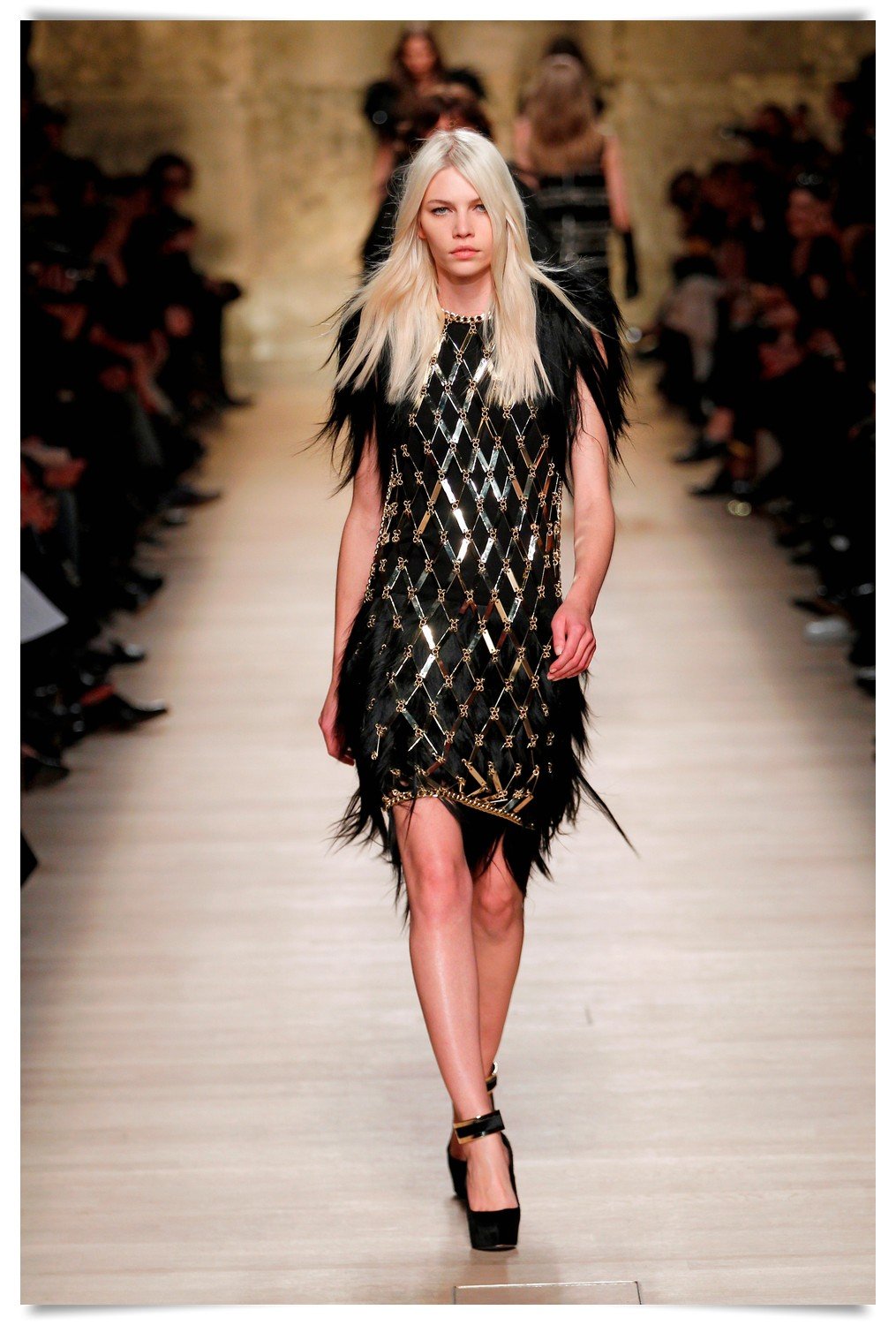 PARIS FASHION WEEK FW2012: Manish Arora recupera la esencia sesentera de Paco Rabanne para el invierno 2013