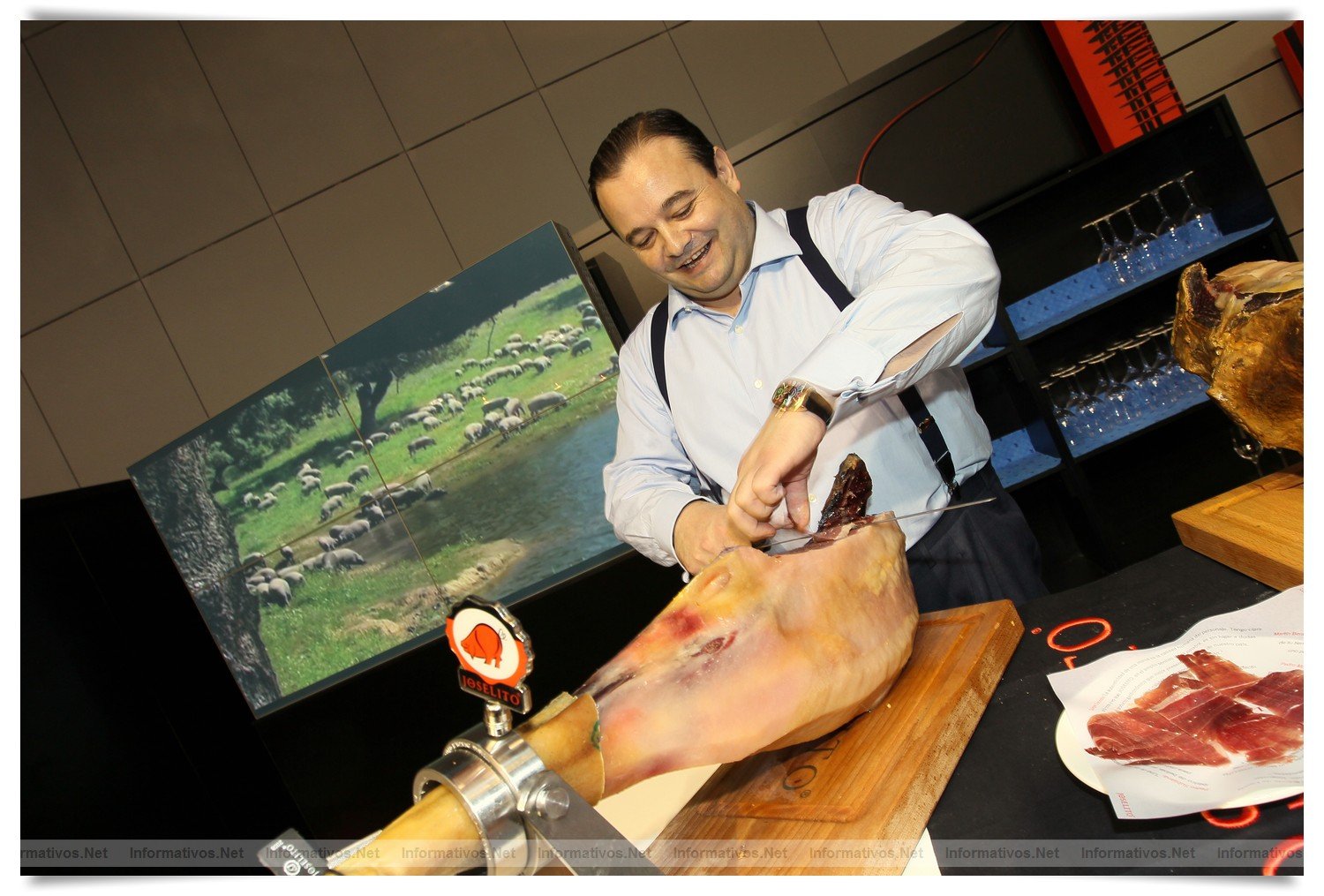 BCN27MAR012.- Alimentaria Premium: Espacio Joselito, posiblemente, el mejor ibérico del mundo. José Gómez, Director General de firma, no dudó en prepararnos personalmente unas lonchas de Joselito cortadas por él mismo... y presumir de estilo ;)