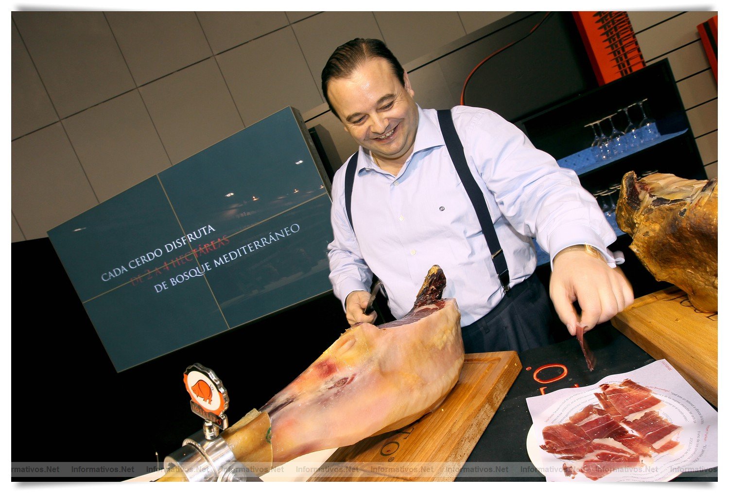 BCN27MAR012.- Alimentaria Premium: Espacio Joselito, posiblemente, el mejor ibérico del mundo. José Gómez, Director General de firma, no dudó en prepararnos personalmente unas lonchas de Joselito cortadas por él mismo... y presumir de estilo ;)