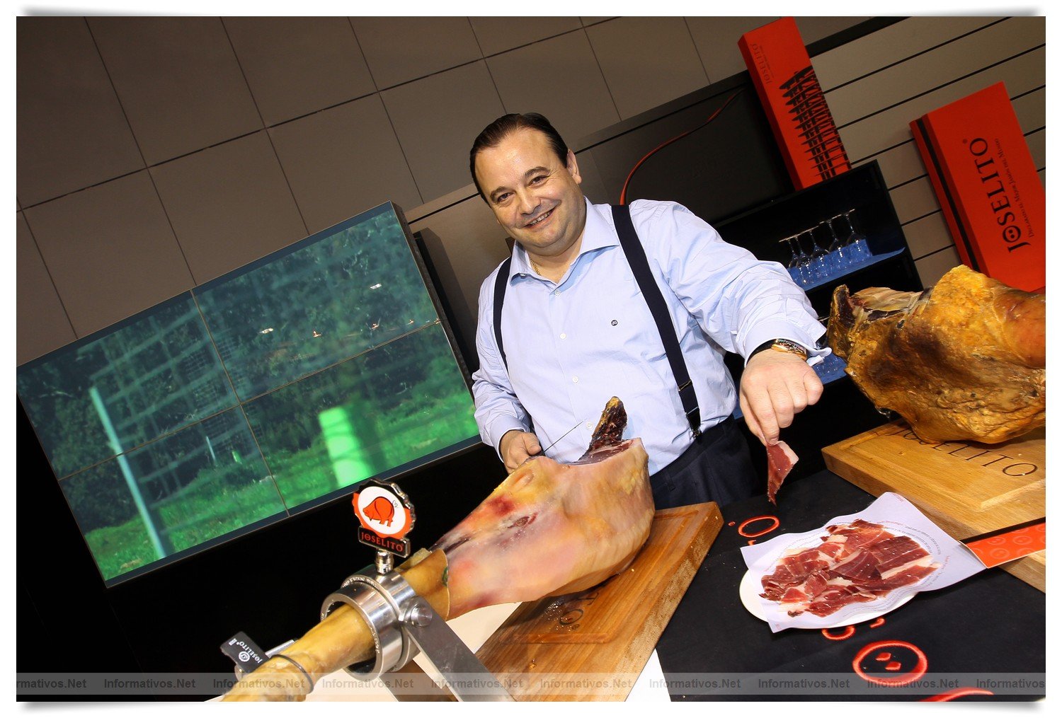 BCN27MAR012.- Alimentaria Premium: Espacio Joselito, posiblemente, el mejor ibérico del mundo. José Gómez, Director General de firma, no dudó en prepararnos personalmente unas lonchas de Joselito cortadas por él mismo... y presumir de estilo ;)