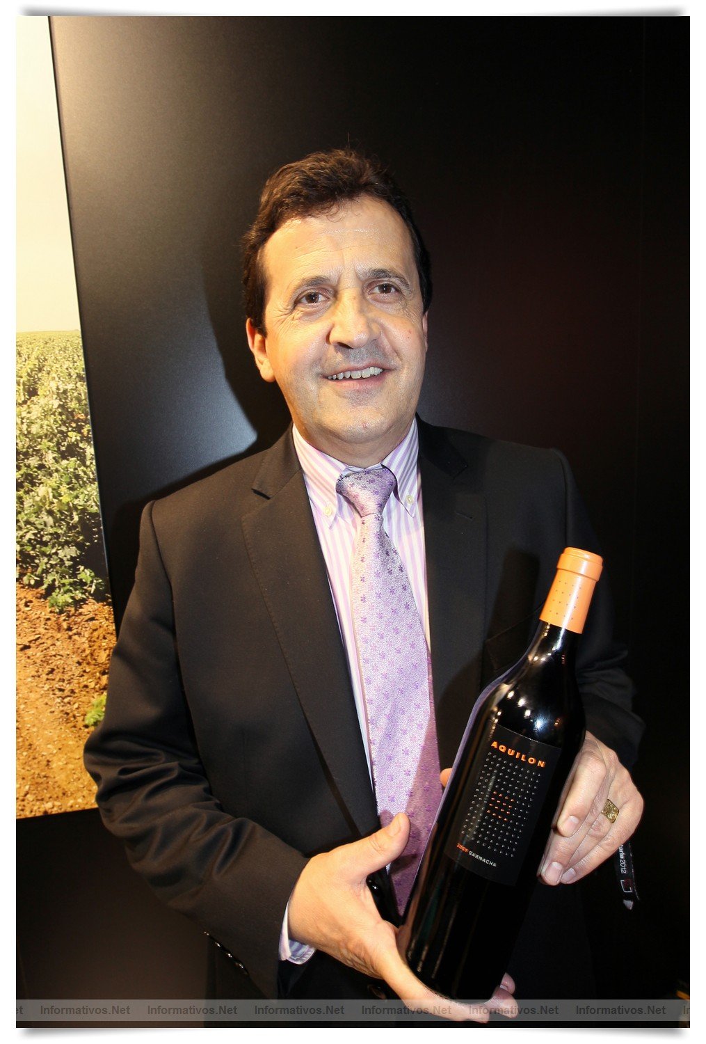 BCN27MAR012.- Espacio Alimentaria Premium: Grupo Jorge Ordóñez. José Miguel Sanmartín, propietario de la bodega Alto Moncayo con un Aquilon 2006; un tinto crianza del Campo de Borja 100% garnacha