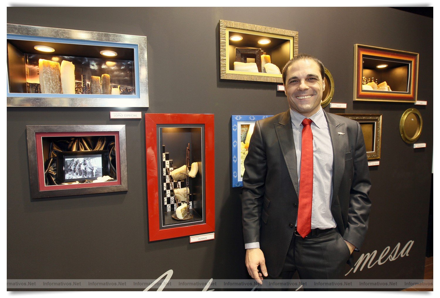 BCN27MAR012.- Espacio Alimentaria Premium: Adolfo Giraldo, junto al mural de su espacio Bacalao Giraldo, donde se mostraban las diferentes partes del bacalao de una manera muy artística y original.