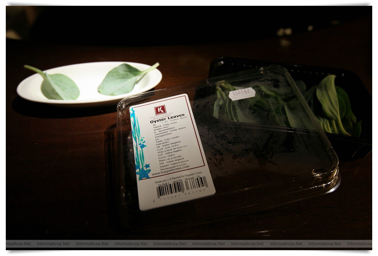 BCN22MAR012.- Degustación de microvegetales de Koppert Cress en 'Il Giardinetto'. Oyster Leaves, con sabor a ostra