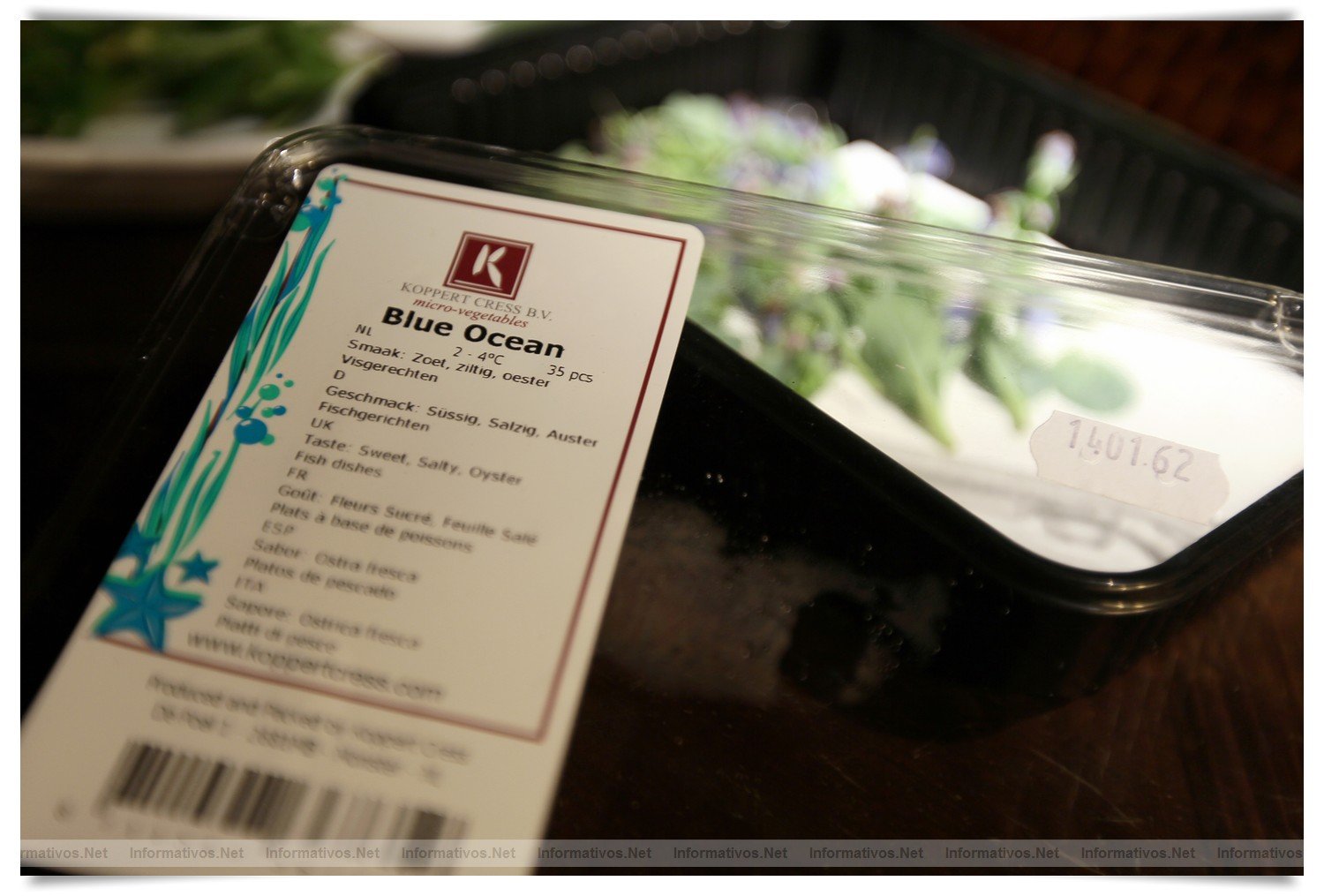 BCN22MAR012.- Degustación de microvegetales de Koppert Cress en 'Il Giardinetto'. Blue Ocean, es la flor de la Oyster Leave y da un sabor a percebes