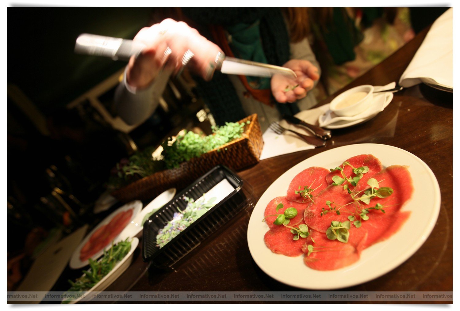 BCN22MAR012.- Degustación de microvegetales de Koppert Cress en 'Il Giardinetto'. Son plantas frescas que se utilizan para resaltar sabores de carnes, pescados, cocteles... de cortan al momento, con una tijeras, de los minijardines que se montan en las mesas. Crecen sobre una base de celulosa por lo que no hay riesgo de contaminación cruzada por la tierra.