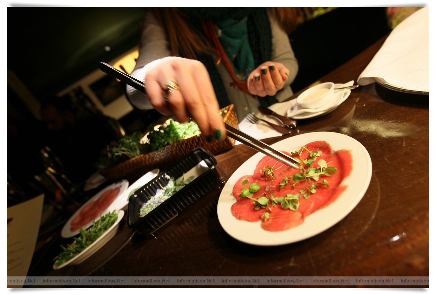 BCN22MAR012.- Degustación de microvegetales de Koppert Cress en 'Il Giardinetto'. Son plantas frescas que se utilizan para resaltar sabores de carnes, pescados, cocteles... de cortan al momento, con una tijeras, de los minijardines que se montan en las mesas. Crecen sobre una base de celulosa por lo que no hay riesgo de contaminación cruzada por la tierra.