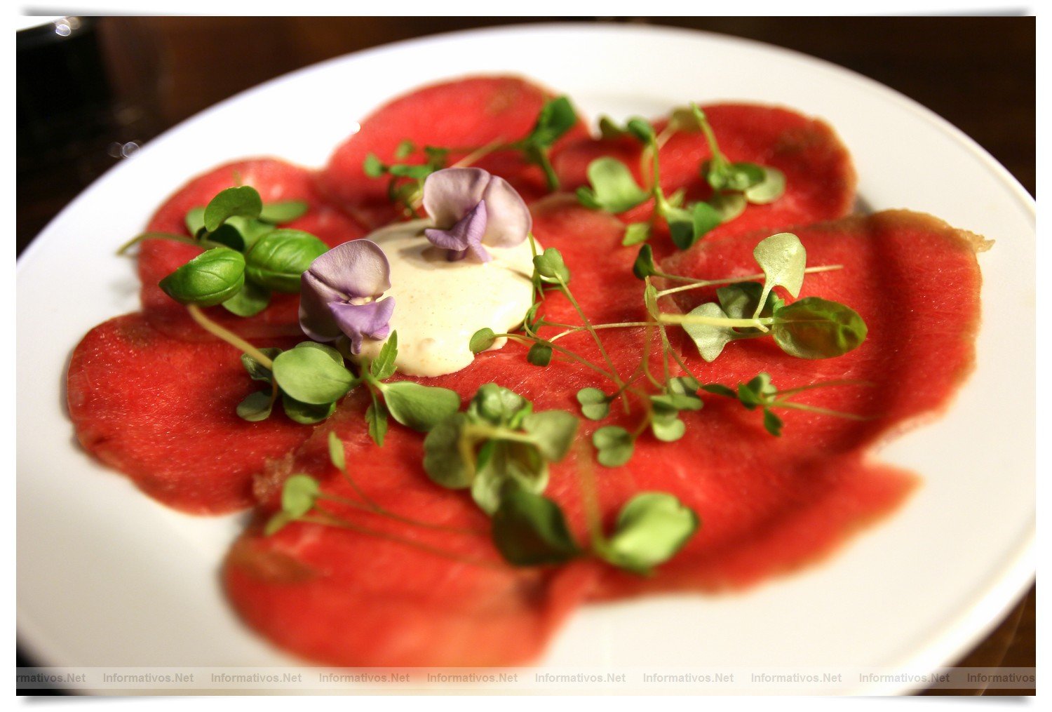 BCN22MAR012.- Degustación de microvegetales de Koppert Cress en 'Il Giardinetto'. Son plantas frescas que se utilizan para resaltar sabores de carnes, pescados, cocteles... de cortan al momento, con una tijeras, de los minijardines que se montan en las mesas. Crecen sobre una base de celulosa por lo que no hay riesgo de contaminación cruzada por la tierra.