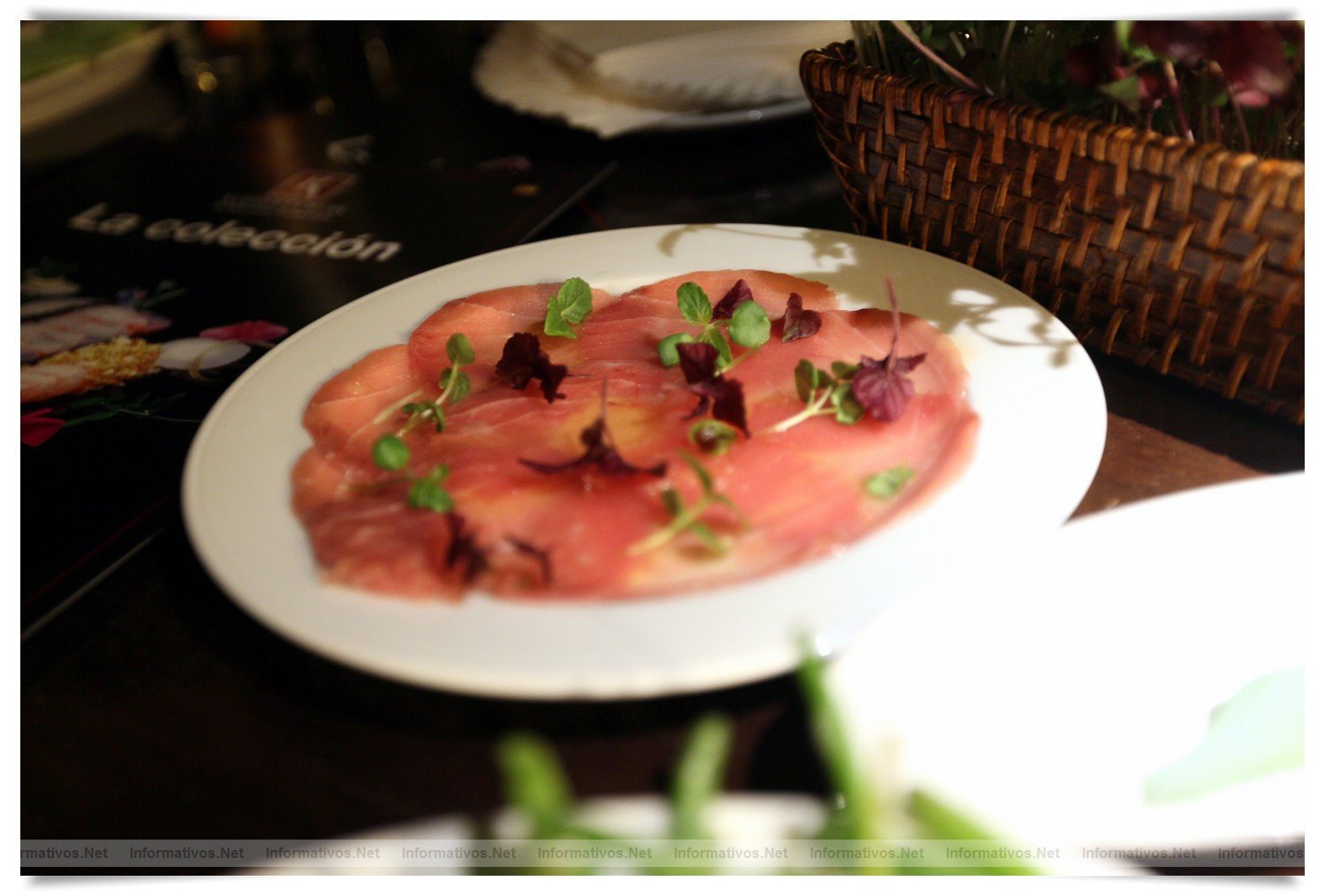 BCN22MAR012.- Degustación de microvegetales de Koppert Cress en 'Il Giardinetto'. Son plantas frescas que se utilizan para resaltar sabores de carnes, pescados, cocteles... de cortan al momento, con una tijeras, de los minijardines que se montan en las mesas. Crecen sobre una base de celulosa por lo que no hay riesgo de contaminación cruzada por la tierra.