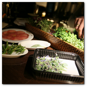 BCN22MAR012.- Degustación de microvegetales de Koppert Cress en 'Il Giardinetto'. Son plantas frescas que se utilizan para resaltar sabores de carnes, pescados, cocteles... de cortan al momento, con una tijeras, de los minijardines que se montan en las mesas. Crecen sobre una base de celulosa por lo que no hay riesgo de contaminación cruzada por la tierra.