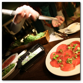 BCN22MAR012.- Degustación de microvegetales de Koppert Cress en 'Il Giardinetto'. Son plantas frescas que se utilizan para resaltar sabores de carnes, pescados, cocteles... de cortan al momento, con una tijeras, de los minijardines que se montan en las mesas. Crecen sobre una base de celulosa por lo que no hay riesgo de contaminación cruzada por la tierra.
