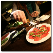 BCN22MAR012.- Degustación de microvegetales de Koppert Cress en 'Il Giardinetto'. Son plantas frescas que se utilizan para resaltar sabores de carnes, pescados, cocteles... de cortan al momento, con una tijeras, de los minijardines que se montan en las mesas. Crecen sobre una base de celulosa por lo que no hay riesgo de contaminación cruzada por la tierra.