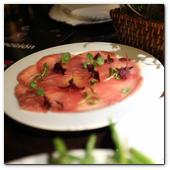 BCN22MAR012.- Degustación de microvegetales de Koppert Cress en 'Il Giardinetto'. Son plantas frescas que se utilizan para resaltar sabores de carnes, pescados, cocteles... de cortan al momento, con una tijeras, de los minijardines que se montan en las mesas. Crecen sobre una base de celulosa por lo que no hay riesgo de contaminación cruzada por la tierra.