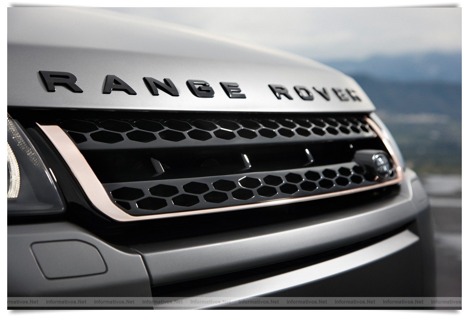 Victoria Beckham y Land Rover presentan el Range Rover Evoque Special Edition. Detalles en oro rosa en la calandra y el logo