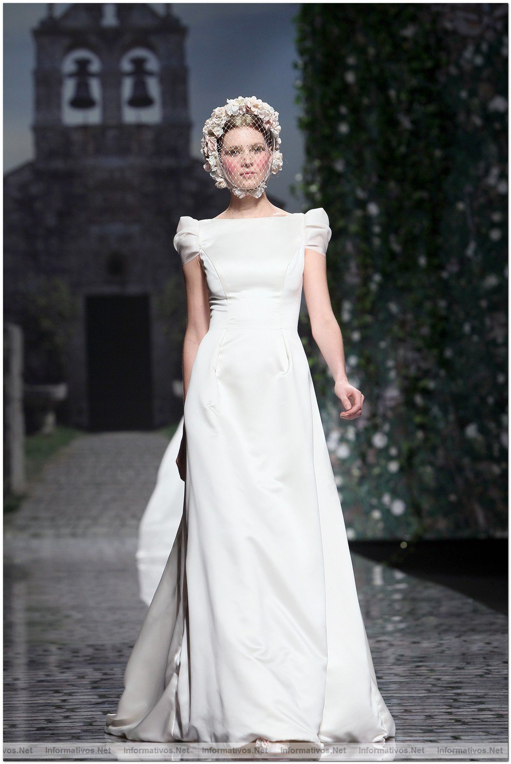 BCN Gaudi Novias MAY012.- Colecci�n Victorio & Lucchino 2013