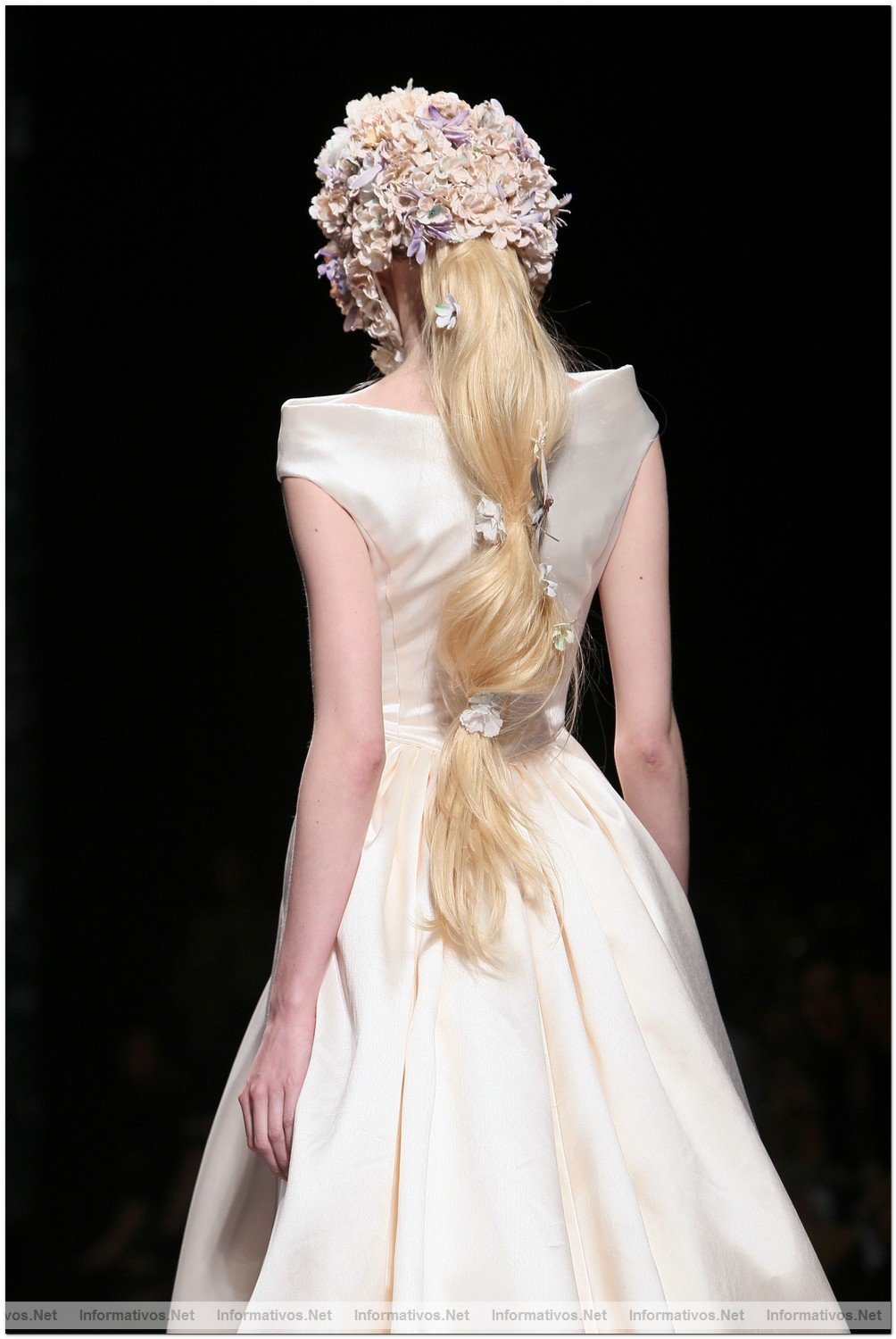 BCN Gaudi Novias MAY012.- Colecci�n Victorio & Lucchino 2013