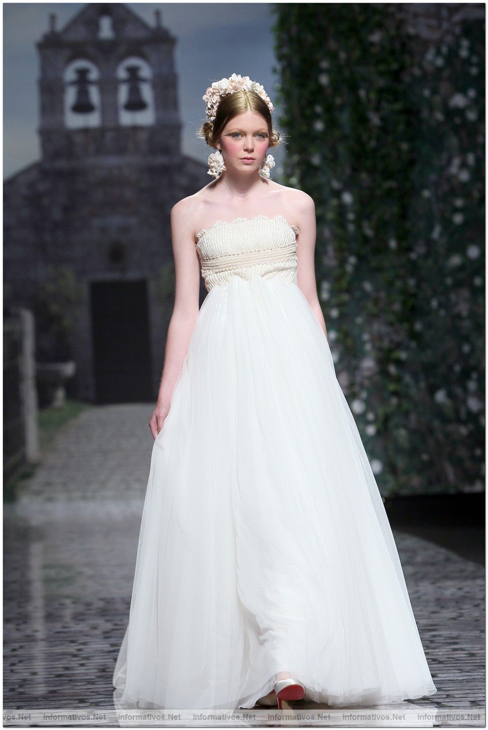 BCN Gaudi Novias MAY012.- Coleccin Victorio & Lucchino 2013