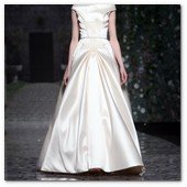 :: Pulse para Ampliar :: BCN Gaudi Novias MAY012.- Colección Victorio & Lucchino 2013