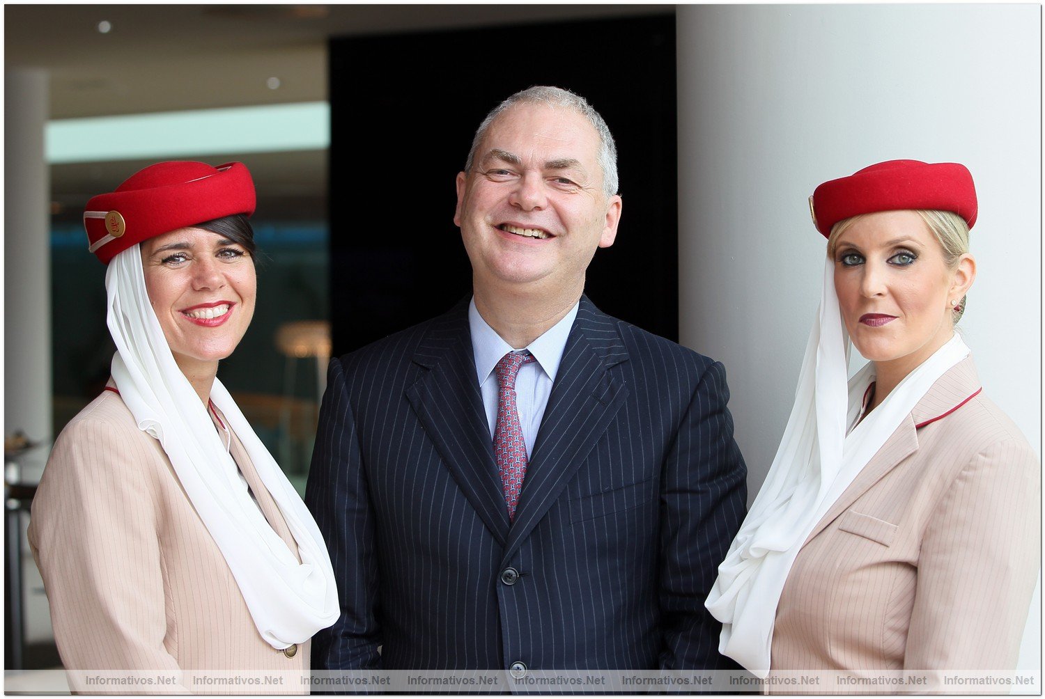BCN22MAY012.- Emirates conectar Barcelona con Dubai desde el prximo 3 de Junio. Thierry Antinori, Vicepresidente Ejecutivo a nivel mundial de Emirates entre dos azafatas de Emirates