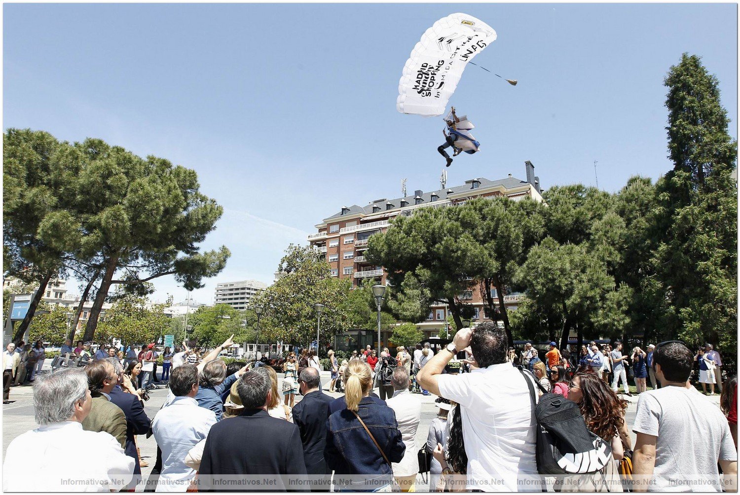 MAD27MAY012.- "Madrid Sunday Shopping" El chef Daro Barrio ha protagonizado el primer sobrevuelo de la capital de Espaa en traje de alas.