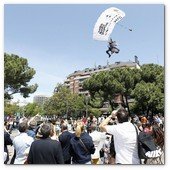 :: Pulse para Ampliar :: MAD27MAY012.- "Madrid Sunday Shopping" El chef Darío Barrio ha protagonizado el primer sobrevuelo de la capital de España en traje de alas.