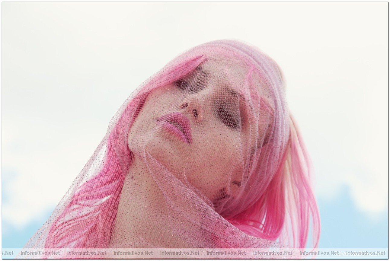 Charlotte Free, fotografiada por Mark Hunter, protagoniza la campaa verano 2012 de Wildfox, en la que sus diseadoras Kimberly Gordon y Emily Faulstichse hacen una apuesta total por el rosa.