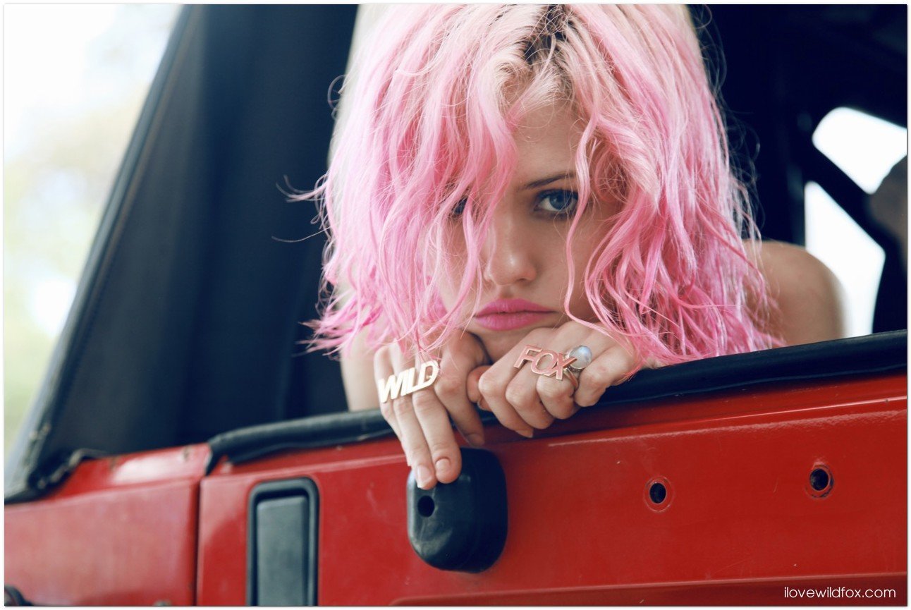 Charlotte Free, fotografiada por Mark Hunter, protagoniza la campaa verano 2012 de Wildfox, en la que sus diseadoras Kimberly Gordon y Emily Faulstichse hacen una apuesta total por el rosa.