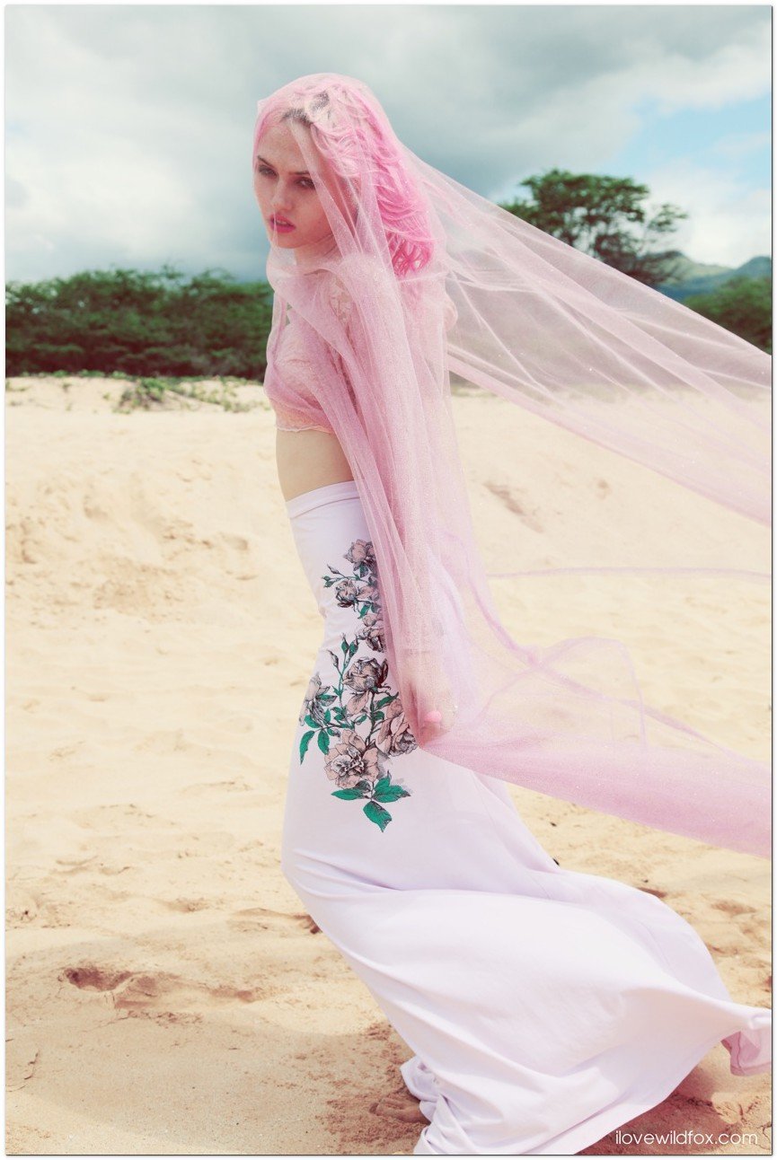 Charlotte Free, fotografiada por Mark Hunter, protagoniza la campaa verano 2012 de Wildfox, en la que sus diseadoras Kimberly Gordon y Emily Faulstichse hacen una apuesta total por el rosa.