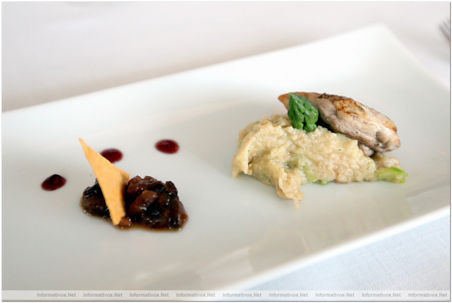 Degustacin de la Alta Cocina Portuguesa. Pechuga de codorniz con crocante de queso S. Jorge, con guarnicin de migas de esprragos, escabeche de ciruelas de elvas y mermelada de uvas. Catado con un con un Niepoort Dcil, vino verde de 2010