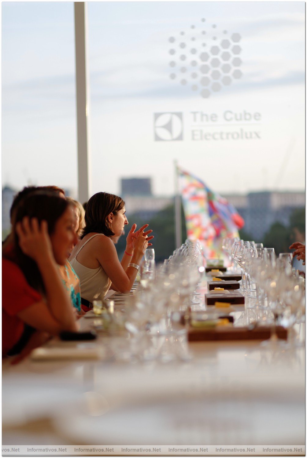 London-JUN012.- Cube: un restaurante efmero pop-up smbolo de arquitectura sostenible ubicado en uno de los extremos del tejado del Royal Festival Hall