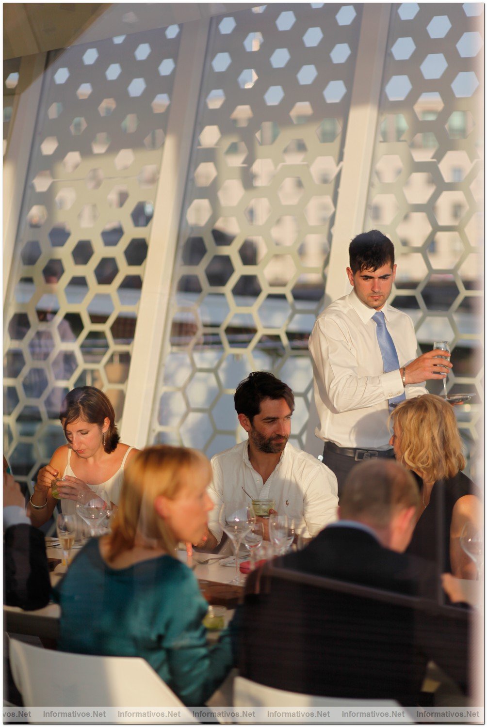 London-JUN012.- Cube: un restaurante efmero pop-up smbolo de arquitectura sostenible ubicado en uno de los extremos del tejado del Royal Festival Hall