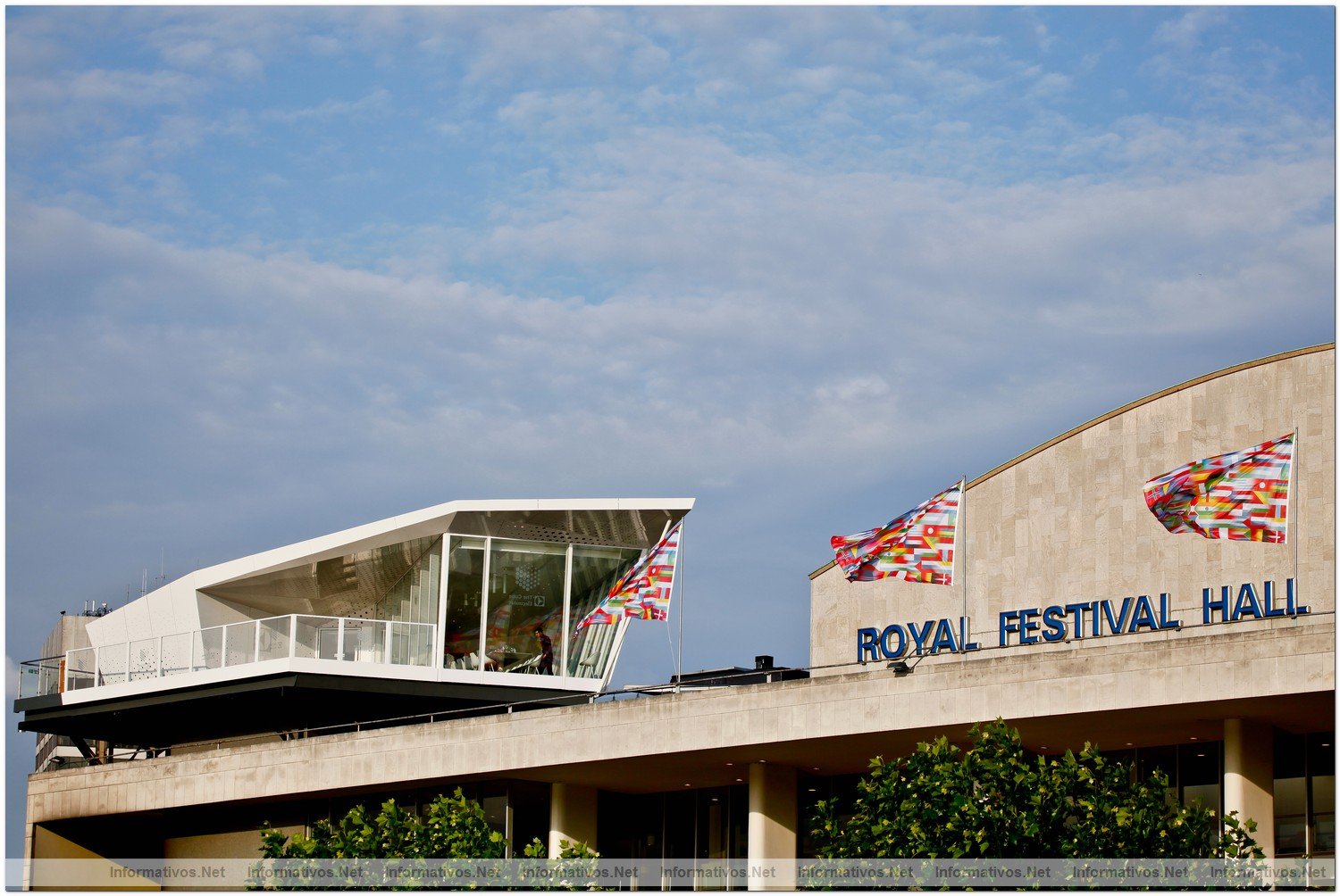 London-JUN012.- Cube: un restaurante efmero pop-up smbolo de arquitectura sostenible ubicado en uno de los extremos del tejado del Royal Festival Hall