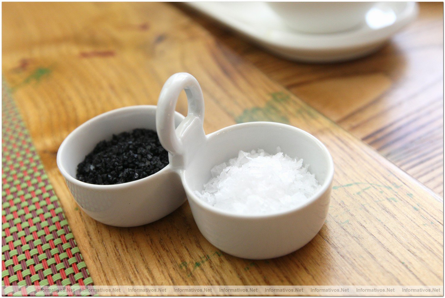 BCN26JUN012.- Restaurante Deseos. Escamas de sal en blanco y negro