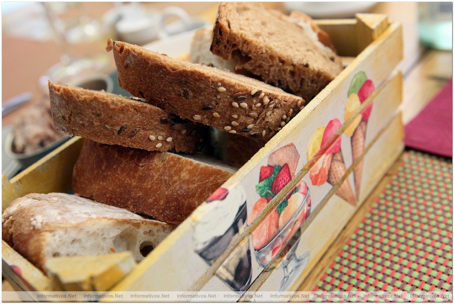 BCN26JUN012.- Restaurante Deseos. Cestas de pan personalizadas