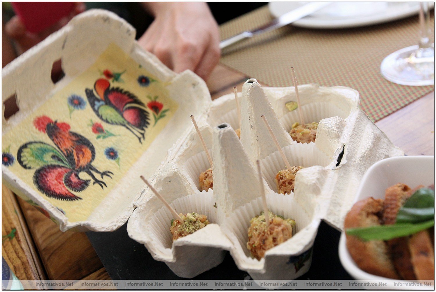 BCN26JUN012.- Restaurante Deseos. Chupa-chups de foi servidos en hueveras de cart�n personalizadas