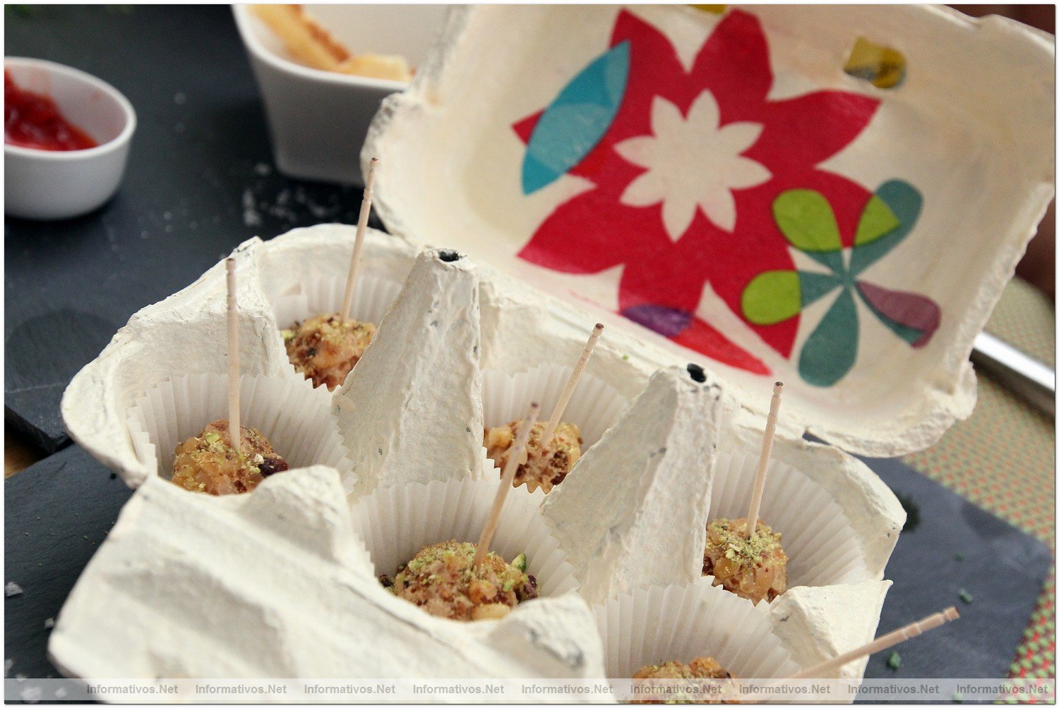 BCN26JUN012.- Restaurante Deseos. Chupa-chups de foi servidos en hueveras de cart�n personalizadas