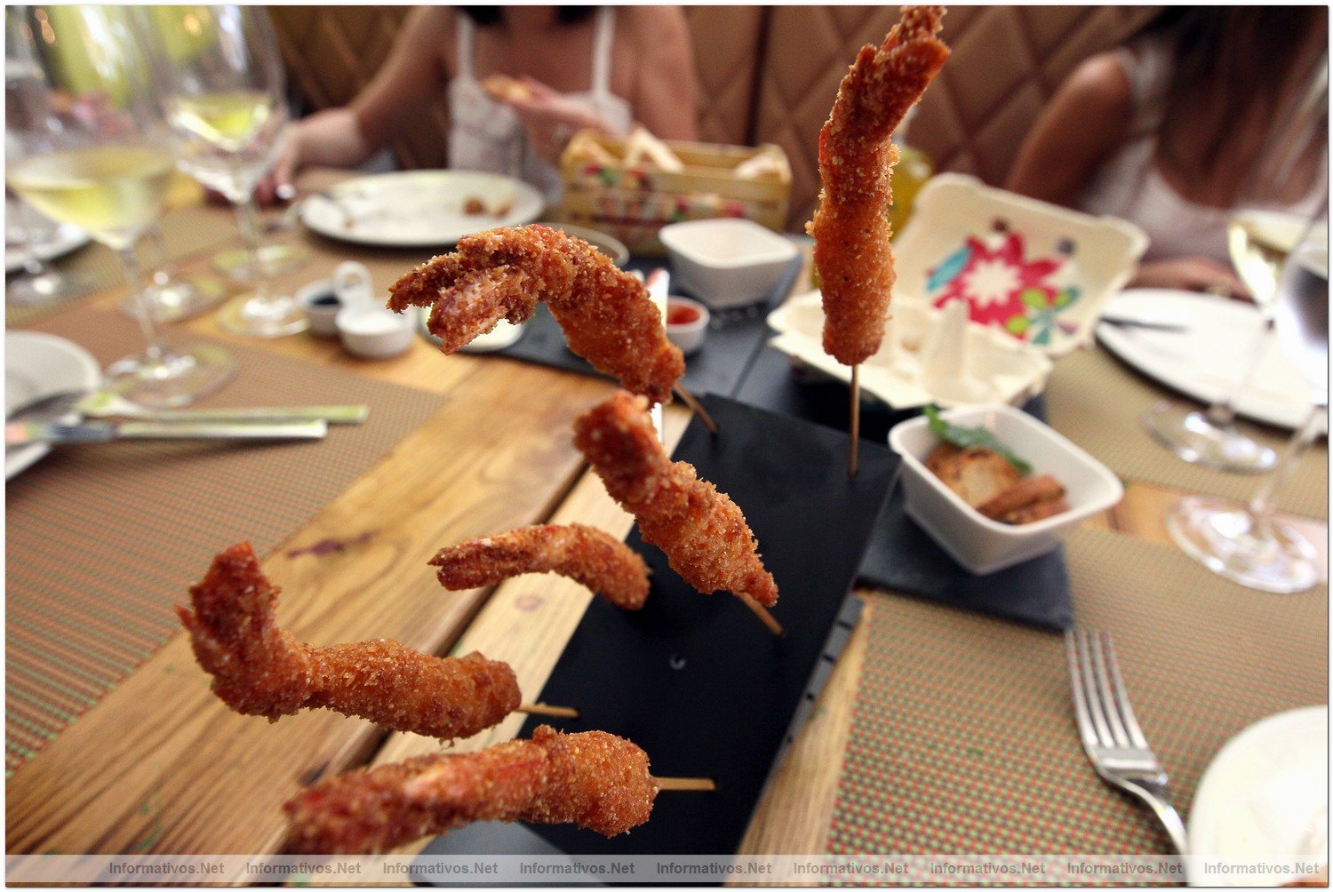 BCN26JUN012.- Restaurante Deseos. Colas de Langostino rebozadas