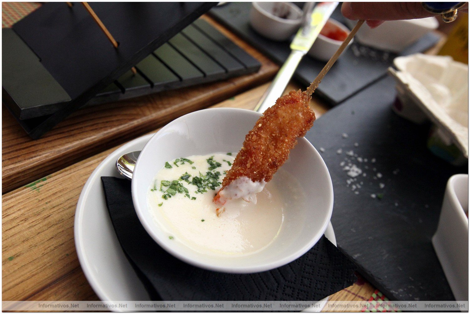 BCN26JUN012.- Restaurante Deseos. Colas de Langostino rebozadas