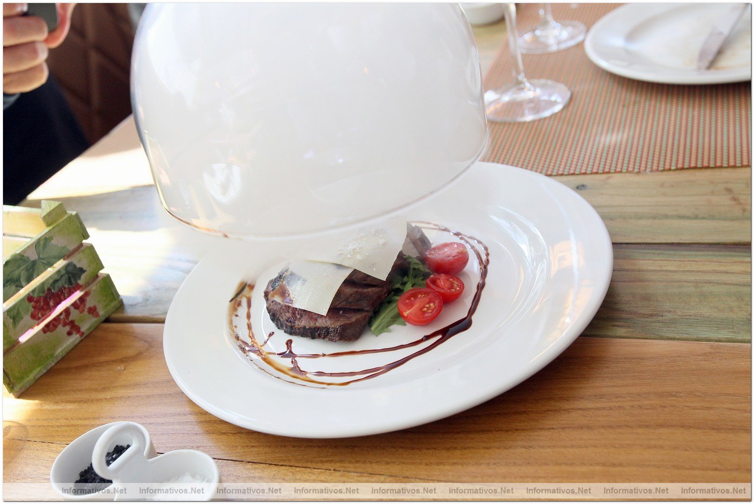 BCN26JUN012.- Restaurante Deseos. Tagliata de ternera asada al carb�n y servida con humo de tomillo