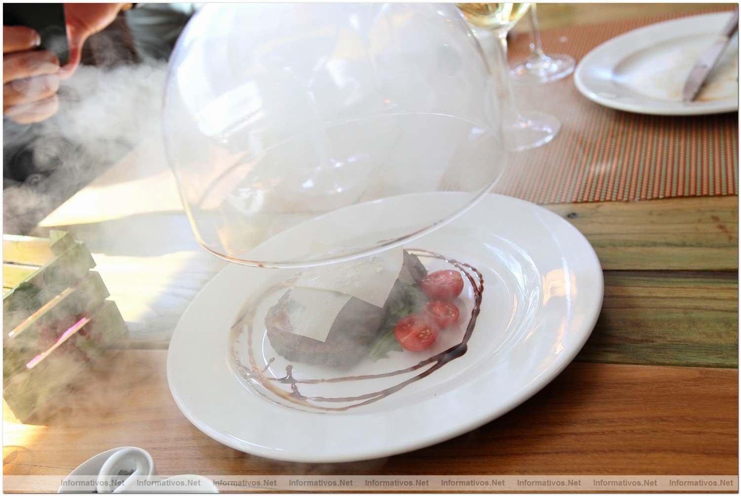 BCN26JUN012.- Restaurante Deseos. Tagliata de ternera asada al carb�n y servida con humo de tomillo