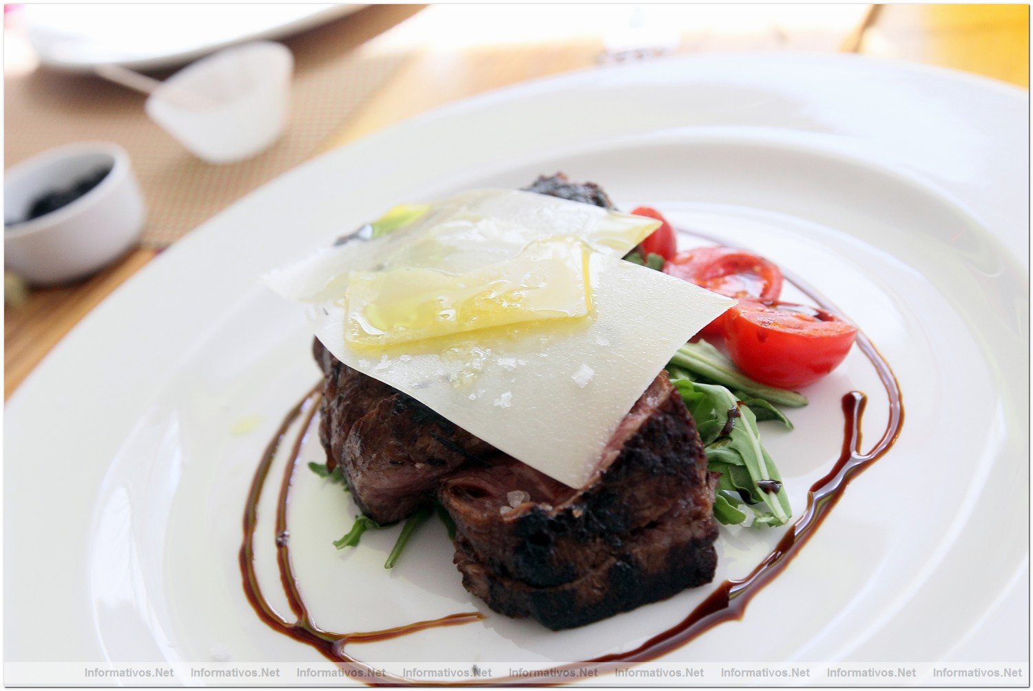 BCN26JUN012.- Restaurante Deseos. Tagliata de ternera asada al carb�n y servida con humo de tomillo