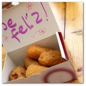 :: Pulse para Ampliar :: BCN26JUN012.- Restaurante Deseos. Croquetas de la abuela, servidas en caja de cartón personalizada