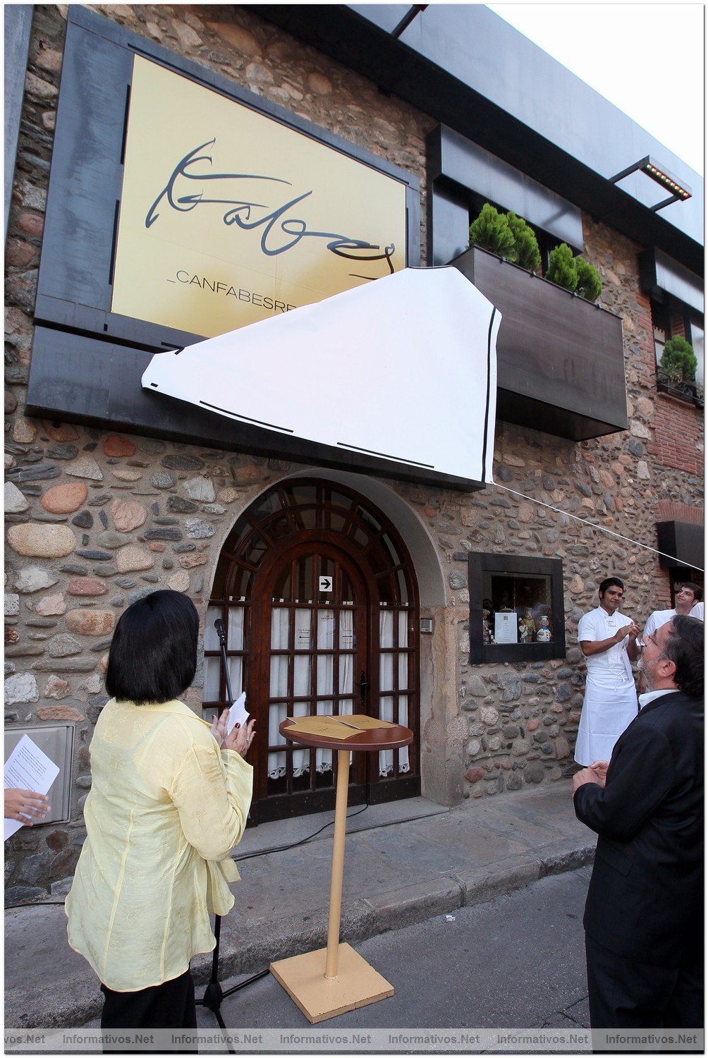 Sant Celoni, 2 de Julio de 2012.- Presentacin del nuevo 'claim' e imagen de Can Fabes. Pau Santamara descubriendo el nuevo logotipo