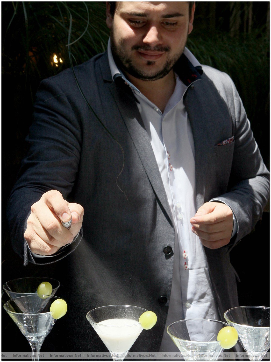 BCN19JUL012.- El coctelero Héctor Henche y The Macallan crean tres cócteles exclusivos para Perelada. Héctor Henche (Fizz Bartenders) da el toque final al 'Cóctel Inaugural de Peralada'