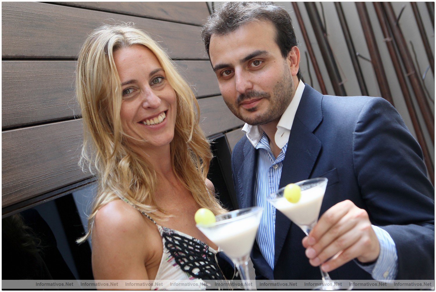 BCN19JUL012.- El coctelero Héctor Henche y The Macallan crean tres cócteles exclusivos para Perelada. Laia Ibarz (Festival Castell Peralada) y Fran Hdez. González (The Macallan Brand Ambassador) a punto de degustar el 'Cóctel Inaugural de Peralada'