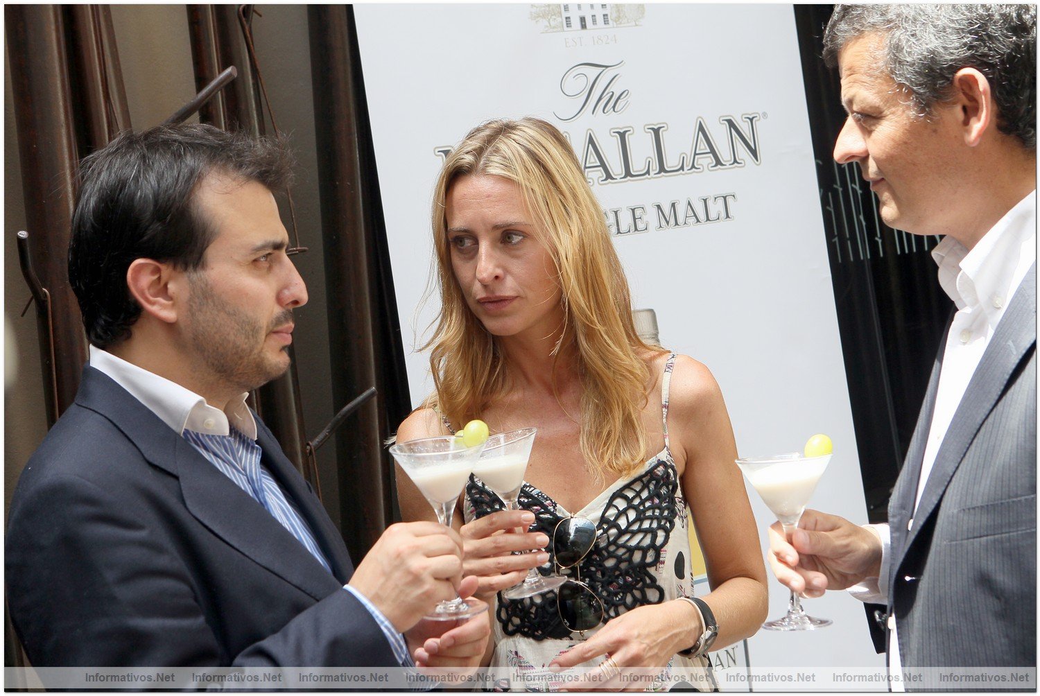BCN19JUL012.- El coctelero Héctor Henche y The Macallan crean tres cócteles exclusivos para Perelada. Laia Ibarz (Festival Castell Peralada), Fran Hdez. González (The Macallan Brand Ambassador) junto a Oriol Aguilá (Dir. Festival Castell Peralada) intercambian impresiones sobre el 'Cóctel Inaugural de Peralada'