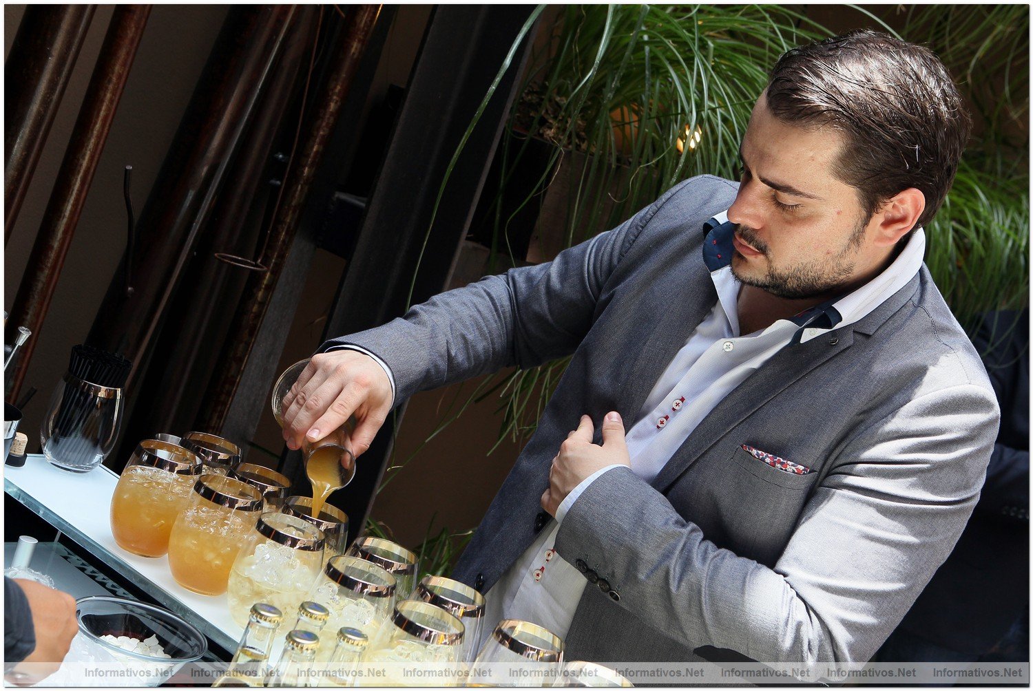 BCN19JUL012.- El coctelero Héctor Henche y The Macallan crean tres cócteles exclusivos para Perelada. Héctor Henche (Fizz Bartenders) preparando el cóctel “Don Giovanni” 